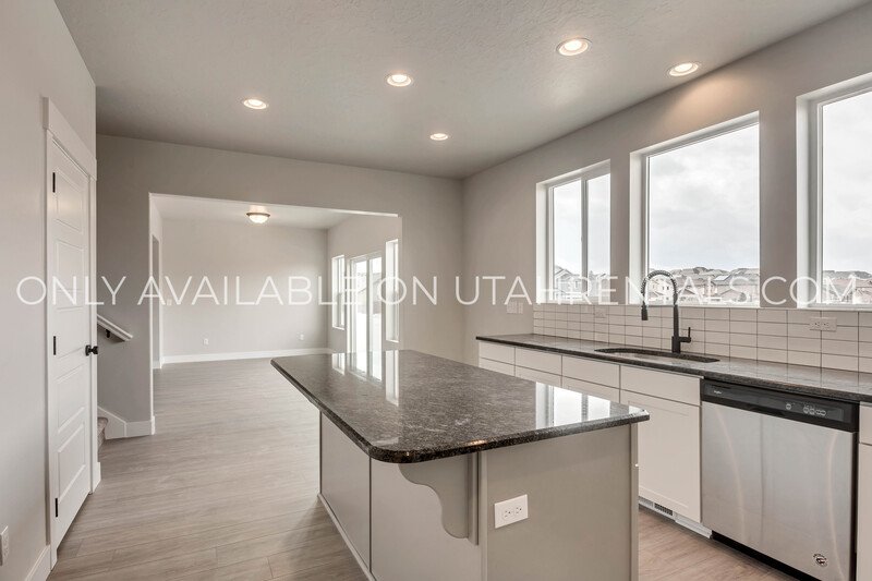 EXECUTIVE HOME IN EAGLE MOUNTAIN | SCENIC MOUNTAIN property image