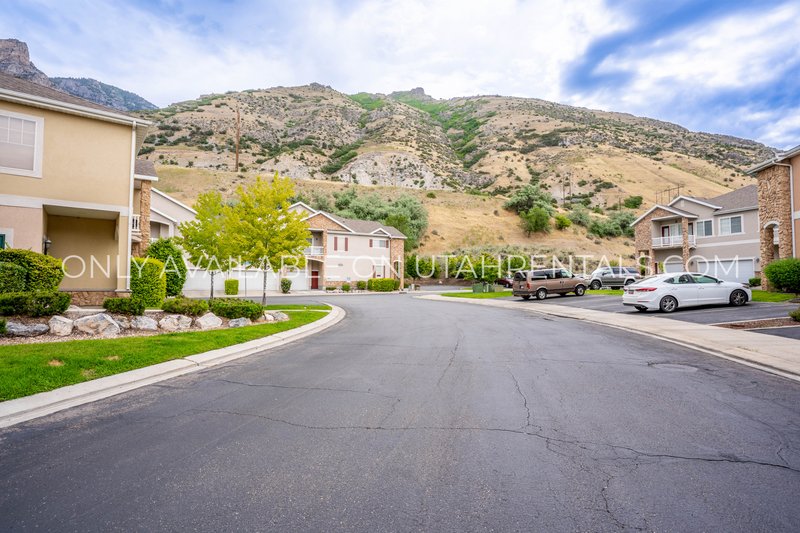 Beautiful 3-bedroom, 2-bathroom Condo in Canyon Meadows property image