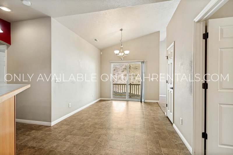 Beautiful 3-bedroom, 2-bathroom Condo in Canyon Meadows property image