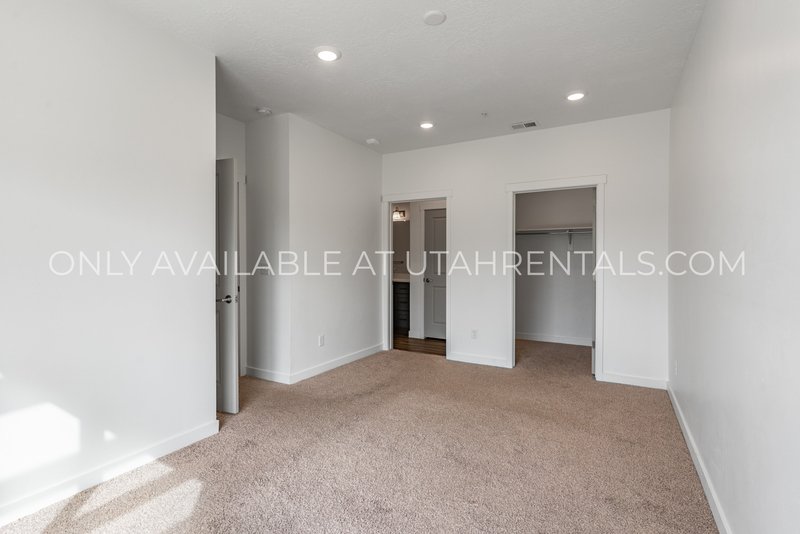Beautiful Modern Living in Willow Bend Condominiums! property image