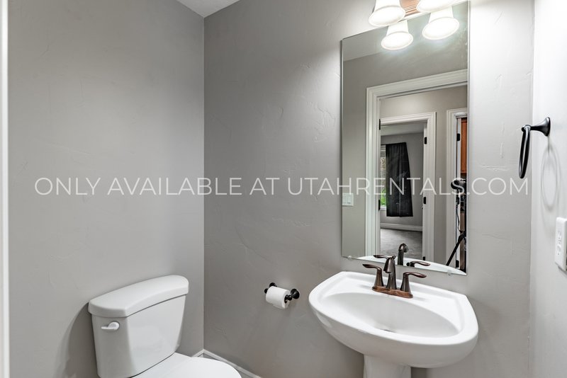 Gorgeous 4 Bed / 3 Bath Home in Orem – Move-In Ready! property image