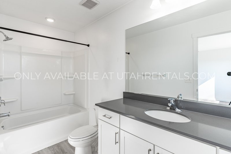 Spacious 4 BD / 3 BA Home in Saratoga Springs property image
