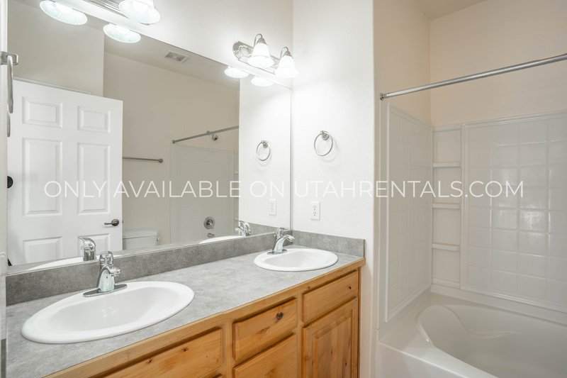 Charming 3-Bed, 2-Bath Condo with Garage & Community Amenities property image