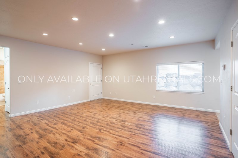 Cozy 3 bed 2 bath basement apartment. property image