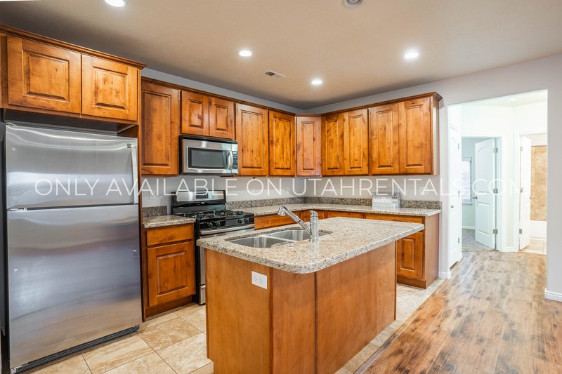 Cozy 3 bed 2 bath basement apartment. property image