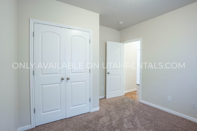 Cozy 3 bed 2 bath basement apartment. property image