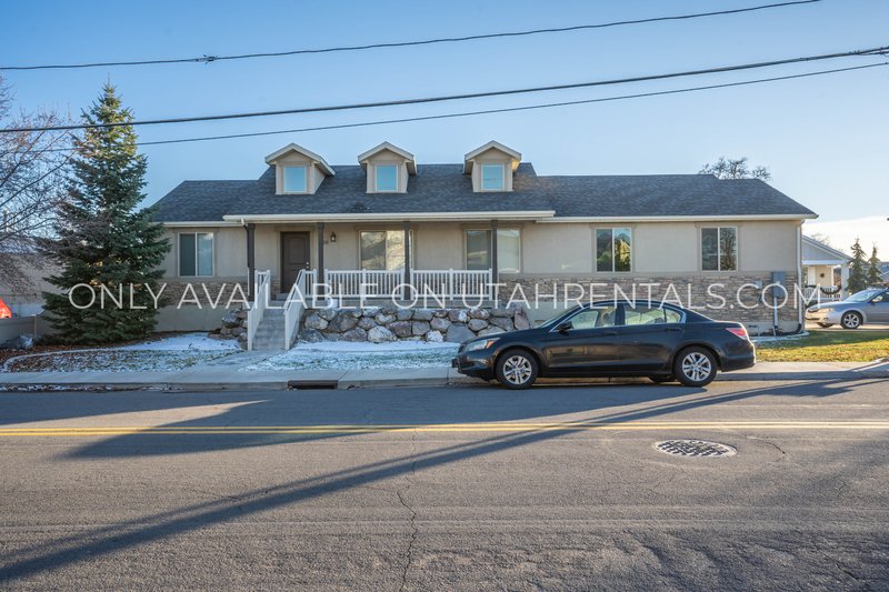 Cozy 3 bed 2 bath basement apartment. property image